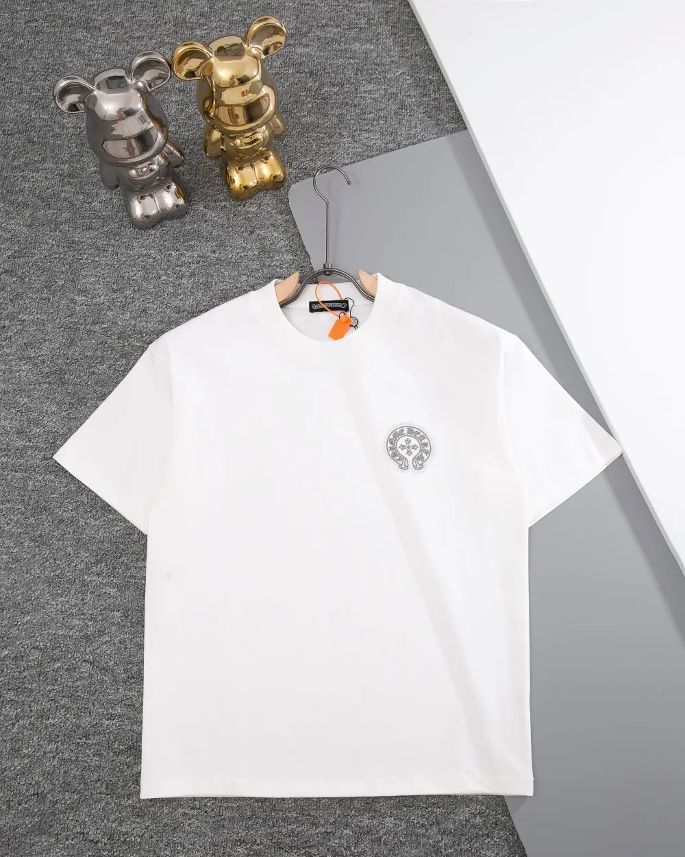 P190 CHROME HEARTS hot-drilled short-sleeved T-shirt. The front and rear panels are marked with high-end hot-drilled flower craftsmanship. The fabric is comfortable and soft, and the high-end washing water is used. The ribs are customized and dyed in the same cylinder. Three standards are complete, the official website is synchronized, and the original mold is opened. The same style for men and women. It is also a practical item that is necessary for daily use. Color: Black White Pink Size: S M L XL